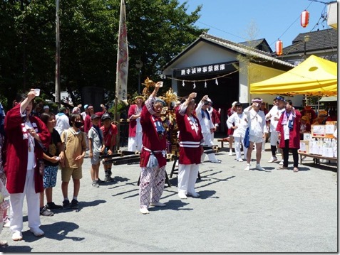 ⑤鹿手袋 須賀神社夏祭り 出発前のお清め1070344